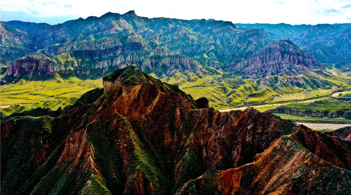 Foto aérea tomada el lunes en el Parque Geológico Alien Valley, después de la lluvia. Sunan, Zhangye, provincia de Gansu. [Foto: Wang Jiang / Chinadaily.com.cn]