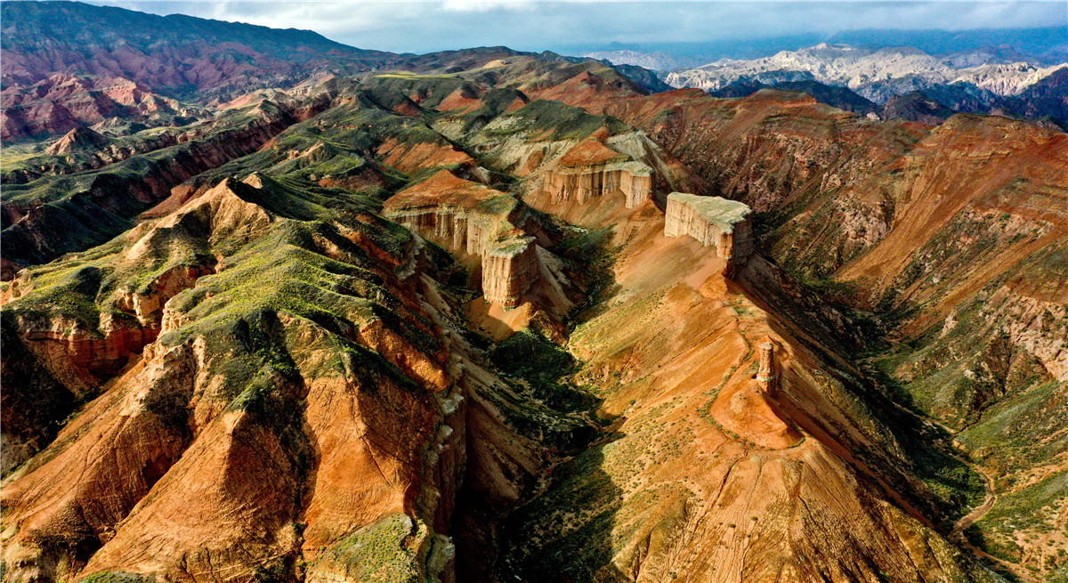 Foto aérea tomada el lunes en el Parque Geológico Alien Valley, después de la lluvia. Sunan, Zhangye, provincia de Gansu. [Foto: Wang Jiang / Chinadaily.com.cn]