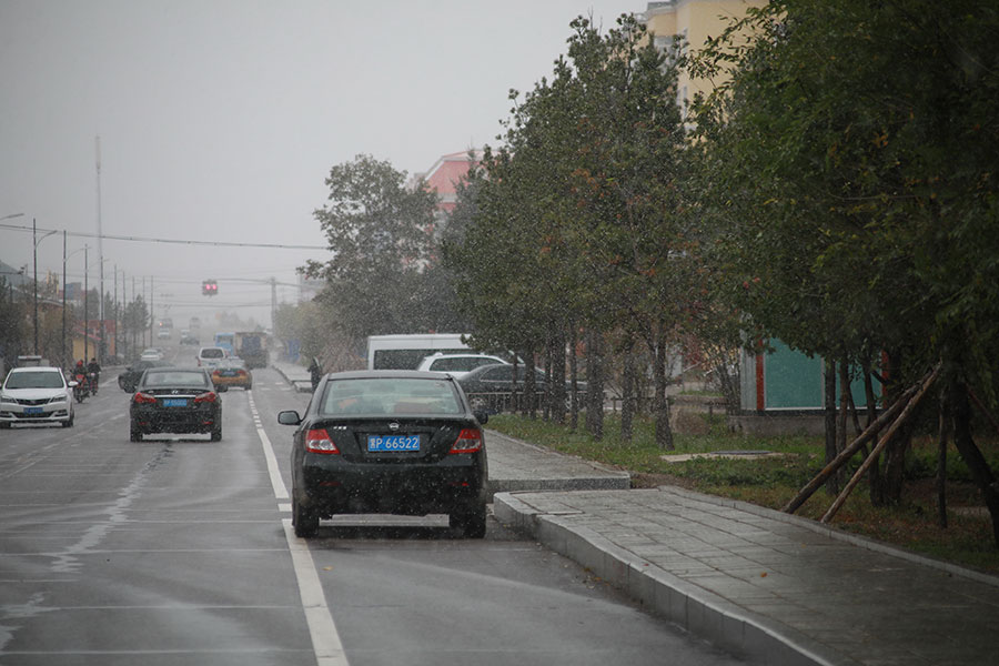 Mohe, ciudad ubicada en la provincia de Heilongjiang, recibió este domingo una nevada temprana, la primera de la estación, unos 25 días antes que el a?o pasado. [Foto: Wang Jingyang/ Chinadaily.com.cn]