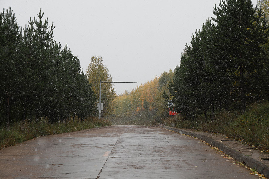 Mohe, ciudad ubicada en la provincia de Heilongjiang, recibió este domingo una nevada temprana, la primera de la estación, unos 25 días antes que el a?o pasado. [Foto: Wang Jingyang/ Chinadaily.com.cn]