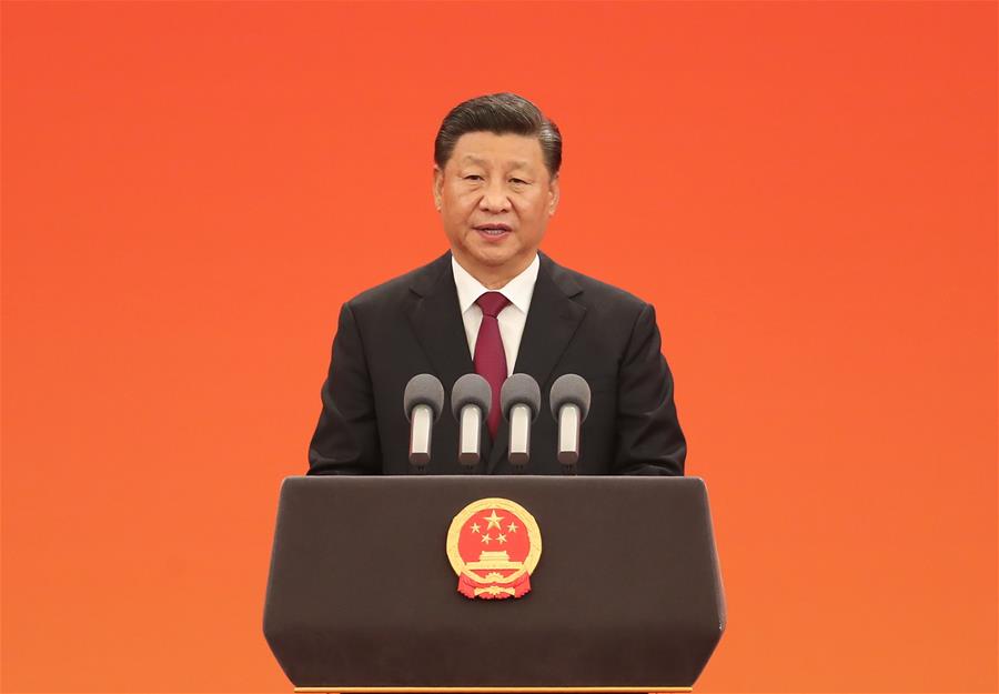 El presidente chino, Xi Jinping, también secretario general del Comité Central del Partido Comunista de China y presidente de la Comisión Militar Central, habla en la ceremonia de entrega de medallas nacionales y títulos honoríficos de la República Popular China en el Gran Palacio del Pueblo, en Beijing, capital de China, el 29 de septiembre de 2019. Xi entregó las medallas a los galardonados previo al discurso. (Xinhua/Yao Dawei)