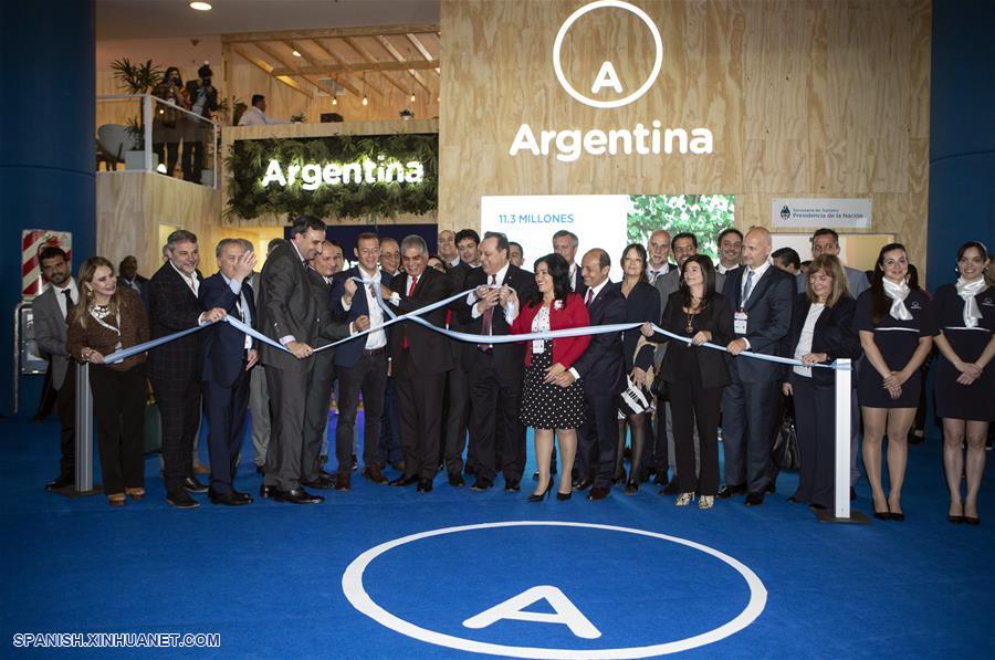 Imagen del 5 de octubre de 2019, del secretario de Turismo de Argentina, Gustavo Santos (c), sosteniendo el listón durante el tradicional corte de cinta en la inauguración de la 24°Feria Internacional de Turismo de América Latina 2019 (FIT), en Buenos Aires, Argentina. Un pabellón orientado a promocionar a China como destino turístico está presente en la 24°FIT de América Latina 2019, considerada la mayor feria de turismo de la región y una de las cinco más importantes a nivel mundial. (Xinhua/Martín Zabala)