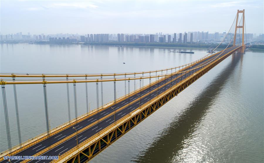 El puente Yangsigang del río Yangtze, el puente colgante de dos pisos con el tramo más largo del mundo, abrió al tráfico el martes después de cinco a?os de construcción. (Foto de Xinhuanet]