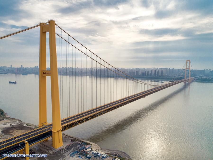 El puente Yangsigang del río Yangtze, el puente colgante de dos pisos con el tramo más largo del mundo, abrió al tráfico el martes después de cinco a?os de construcción. (Foto de Xinhuanet]