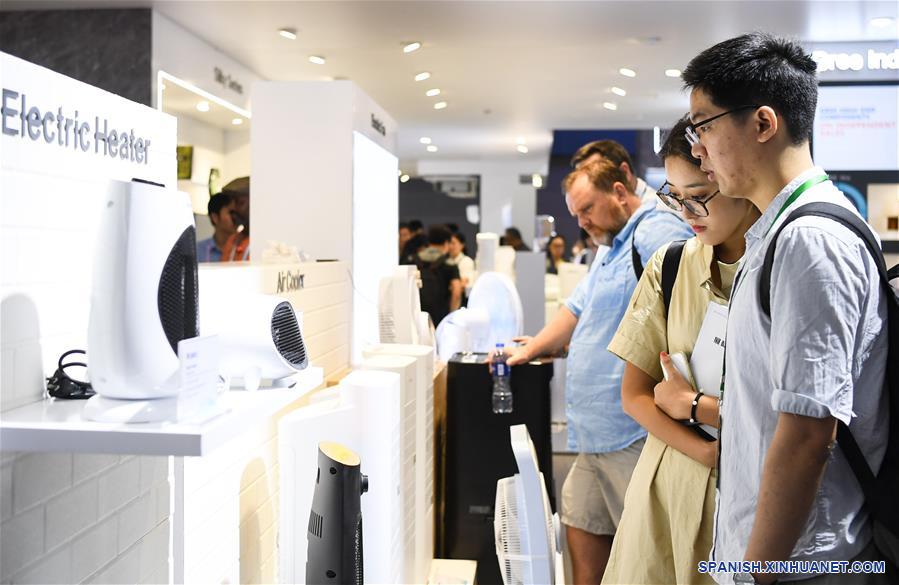  Compradores observaen ante un estand con electrodomésticos en la 126a Feria de Importación y Exportación de China, también conocida como la Feria de Cantón, en Guangzhou, en la provincia de Guangdong, en el sur de China, el 15 de octubre de 2019. La feria, que atrae alrededor de 25.600 expositores de casa y del extranjero, fue inaugurada el martes en Guangzhou. (Xinhua/Deng Hua)