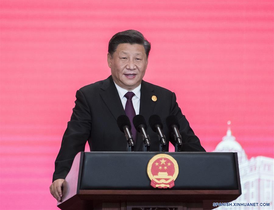 El presidente chino, Xi Jinping, habla en un banquete para dar la bienvenida a los invitados distinguidos en Shanghai, en el este de China, el 4 de noviembre de 2019. El presidente chino, Xi Jinping y su esposa Peng Liyuan celebraron el lunes por la noche un banquete en Shanghai para dar la bienvenida a los invitados distinguidos provenientes de todo el mundo que participarán en la segunda Exposición Internacional de Importaciones de China (CIIE). (Xinhua/Wang Ye)