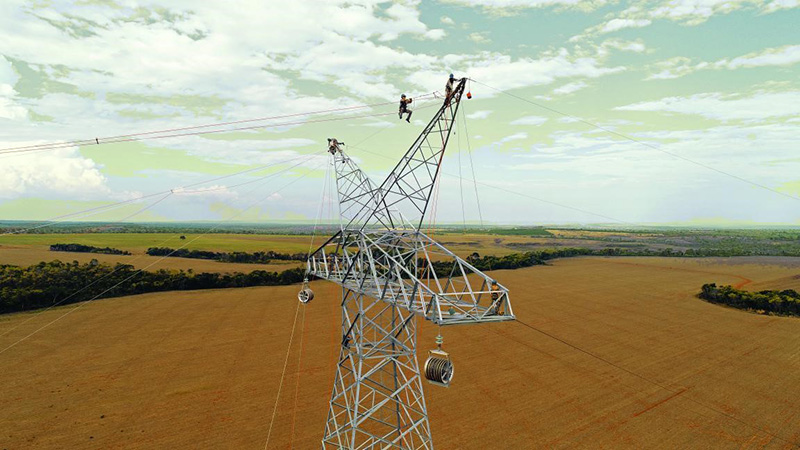 Los trabajadores instalan una red eléctrica en Tocantins, Brasil. (Foto: State Grid Brazil Holding)