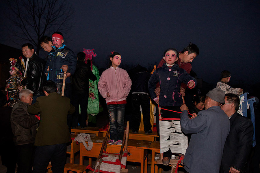 Los aldeanos se preparan para una actuación de Shehuo. [Foto: Wu Xiaopeng/cpanet.org.cn]