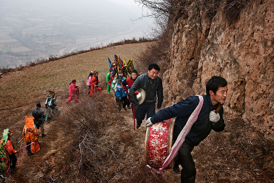 Actores que participarán en el pasacalle de Shehuo. [Foto: Wu Xiaopeng/cpanet.org.cn]