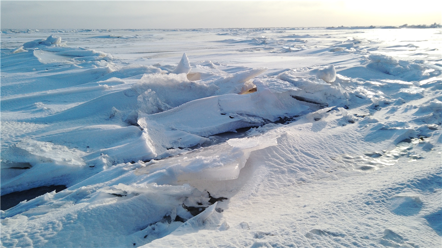 El hielo cristalino flota sobre el lago Chagan de Jilin