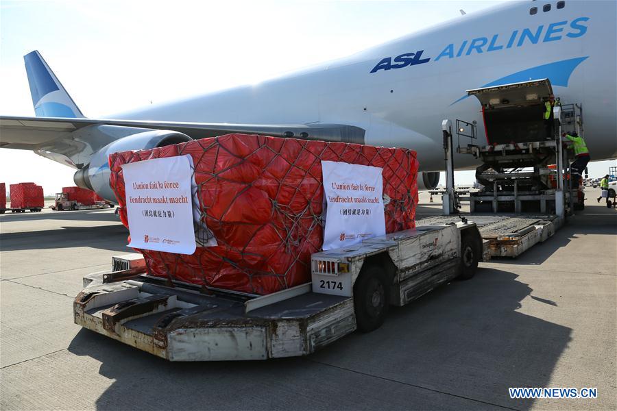 Imagen del 16 de marzo de 2020 de suministros médicos chinos para Bélgica siendo descargados en el Aeropuerto de Lieja, en Lieja, Bélgica. Trescientos mil mascarillas donadas por organizaciones benéficas chinas llegaron a Lieja, Bélgica, el lunes, en un esfuerzo para ayudar al país europeos en la lucha contra el esparcimiento del COVID-19. (Xinhua/Zhang Cheng)