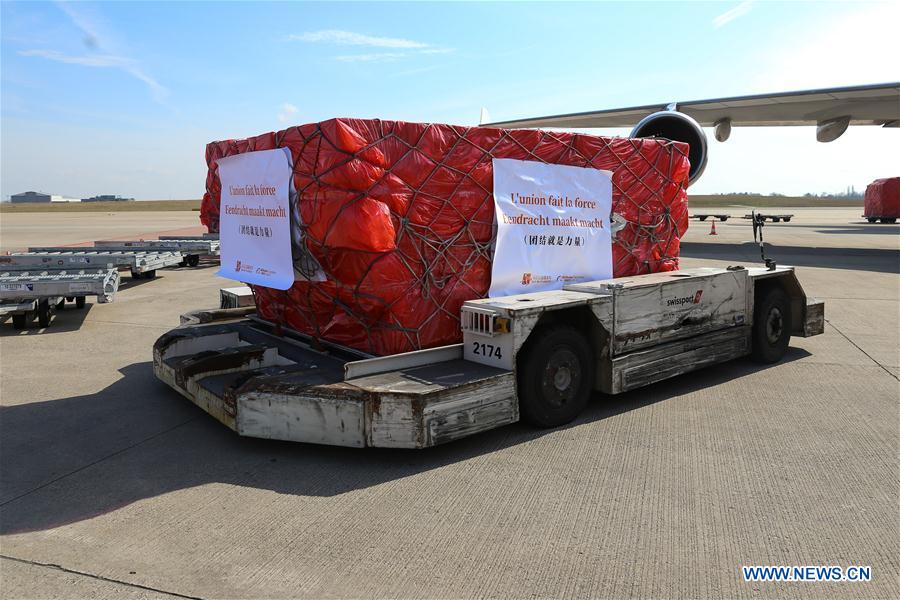 Imagen del 16 de marzo de 2020 de suministros médicos chinos para Bélgica siendo descargados en el Aeropuerto de Lieja, en Lieja, Bélgica. Trescientos mil mascarillas donadas por organizaciones benéficas chinas llegaron a Lieja, Bélgica, el lunes, en un esfuerzo para ayudar al país europeos en la lucha contra el esparcimiento del COVID-19. (Xinhua/Zhang Cheng)