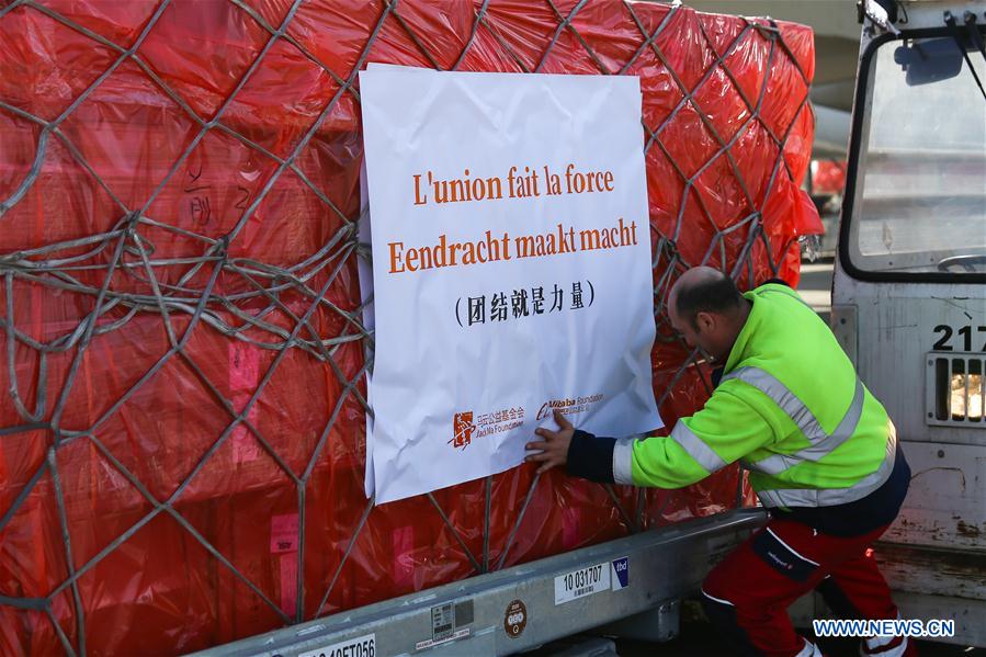 Imagen del 16 de marzo de 2020 de suministros médicos chinos para Bélgica siendo descargados en el Aeropuerto de Lieja, en Lieja, Bélgica. Trescientos mil mascarillas donadas por organizaciones benéficas chinas llegaron a Lieja, Bélgica, el lunes, en un esfuerzo para ayudar al país europeos en la lucha contra el esparcimiento del COVID-19. (Xinhua/Zhang Cheng)