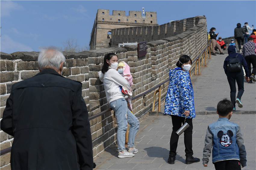 Los visitantes pasean por la sección Badaling de la Gran Muralla China, Beijing, 24 de marzo del 2020. [Foto: Wei Xiaohao/ Chinadaily]