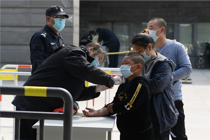 Chequeo de temperatura a la entrada de la sección Badaling de la Gran Muralla China, Beijing, 24 de marzo del 2020. [Foto: Wei Xiaohao/ Chinadaily] 