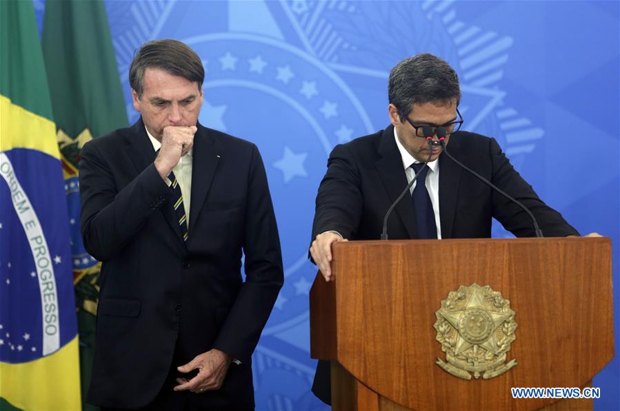 BRASILIA, 27 marzo, 2020 (Xinhua) -- El presidente de Brasil, Jair Bolsonaro (i), y el presidente del Banco Central brasile?o, Roberto Campos Neto (d), asisten a una conferencia de prensa para anunciar las medidas económicas para combatir la enfermedad provocada por el nuevo coronavirus (COVID-19), en el Palacio de Planalto, en Brasilia, Brasil, el 27 de marzo de 2020. El gobierno de Brasil anunció el viernes un programa de auxilio a peque?as y medianas empresas con líneas de financiamiento para el pago de salarios y mantener así el empleo en el sector. El programa ayudará a los ingresos de un porcentaje importante de la fuerza de trabajo durante la fase crítica por la epidemia del nuevo coronavirus. (Xinhua/Lucio Tavora)