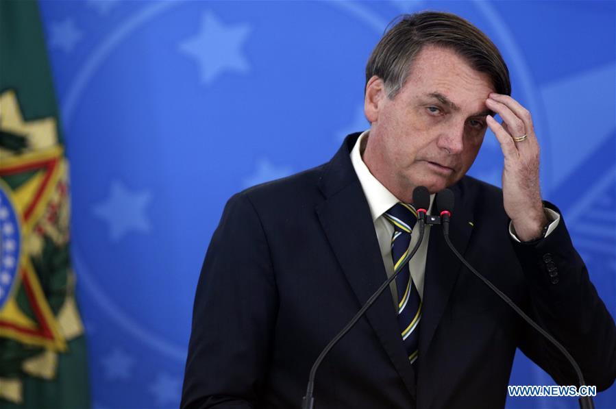 BRASILIA, 27 marzo, 2020 (Xinhua) -- El presidente de Brasil, Jair Bolsonaro, asiste a una conferencia de prensa para anunciar las medidas económicas para combatir la enfermedad provocada por el nuevo coronavirus (COVID-19), en el Palacio de Planalto, en Brasilia, Brasil, el 27 de marzo de 2020. El gobierno de Brasil anunció el viernes un programa de auxilio a peque?as y medianas empresas con líneas de financiamiento para el pago de salarios y mantener así el empleo en el sector. El programa ayudará a los ingresos de un porcentaje importante de la fuerza de trabajo durante la fase crítica por la epidemia del nuevo coronavirus. (Xinhua/Lucio Tavora)