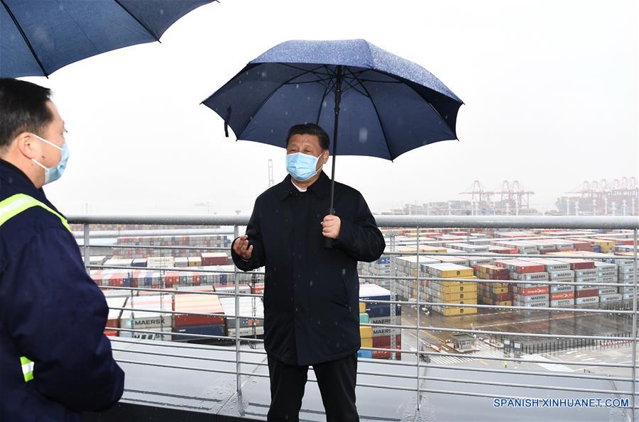 NINGBO, 29 marzo, 2020 (Xinhua) -- El presidente chino, Xi Jinping, también secretario general del Comité Central del Partido Comunista de China y presidente de la Comisión Militar Central, visita la zona portuaria Chuanshan del Puerto de Ningbo-Zhoushan, en la provincia de Zhejiang, en el este de China, el 29 de marzo de 2020. Xi inspeccionó el domingo la reanudación de labores y producción en Zhejiang. (Xinhua/Yan Yan)