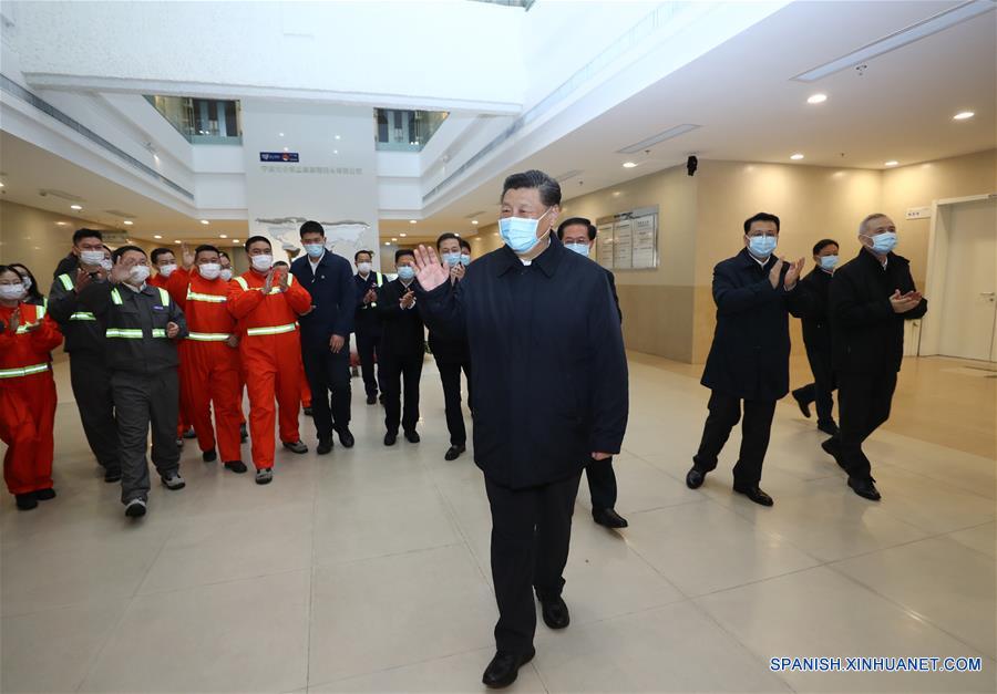 NINGBO, 29 marzo, 2020 (Xinhua) -- El presidente chino, Xi Jinping, también secretario general del Comité Central del Partido Comunista de China y presidente de la Comisión Militar Central, visita la zona portuaria Chuanshan del Puerto de Ningbo-Zhoushan, en la provincia de Zhejiang, en el este de China, el 29 de marzo de 2020. Xi inspeccionó el domingo la reanudación de labores y producción en Zhejiang. (Xinhua/Ju Peng)