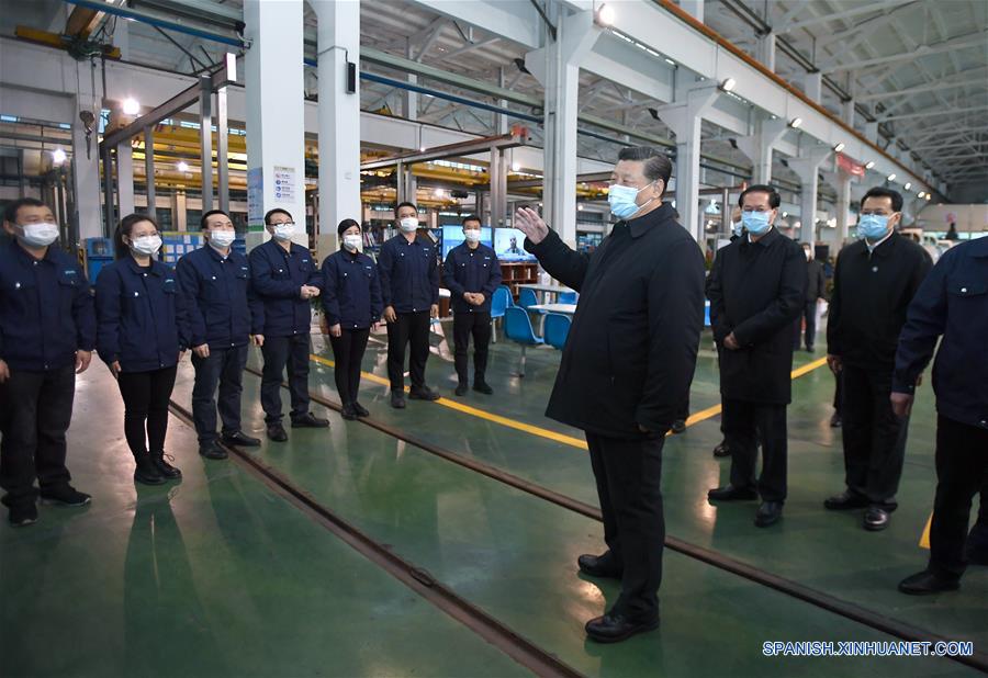 NINGBO, 29 marzo, 2020 (Xinhua) -- El presidente chino, Xi Jinping, también secretario general del Comité Central del Partido Comunista de China y presidente de la Comisión Militar Central, visita un parque industrial que produce autopartes y moldes de alta gama, en Ningbo, provincia de Zhejiang, en el este de China, el 29 de marzo de 2020. Xi inspeccionó el domingo la reanudación de labores y producción en Zhejiang. (Xinhua/Yan Yan)