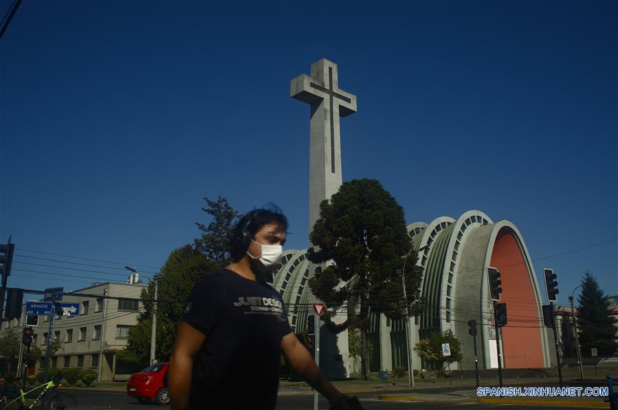 CHILLAN, 29 marzo, 2020 (Xinhua) -- Una persona portando una mascarilla camina en una calle, en la ciudad de Chillán, en la región de ?uble, Chile, el 29 de marzo de 2020. El gobierno de Chile informó el domingo que existen 2.139 casos confirmados de la enfermedad causada por el nuevo coronavirus (COVID-19) y siete víctimas mortales de la enfermedad en el país. (Xinhua/Str)