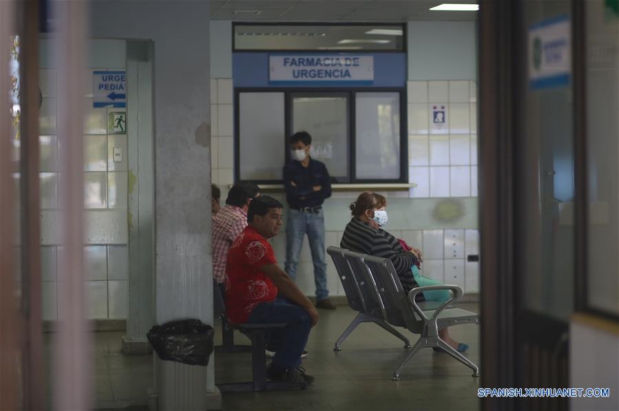 CHILLAN, 29 marzo, 2020 (Xinhua) -- Una persona porta una mascarilla mientras espera en el interior de un hospital, en la ciudad de Chillán, en la región de ?uble, Chile, el 29 de marzo de 2020. El gobierno de Chile informó el domingo que existen 2.139 casos confirmados de la enfermedad causada por el nuevo coronavirus (COVID-19) y siete víctimas mortales de la enfermedad en el país. (Xinhua/Str)