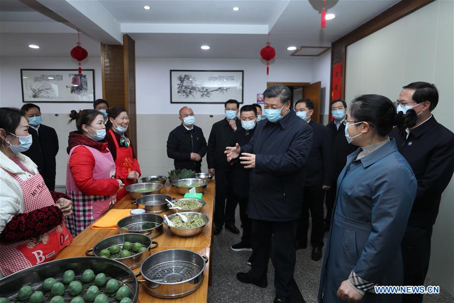 HUZHOU, 30 marzo, 2020 (Xinhua) -- El presidente chino, Xi Jinping, también secretario general del Comité Central del Partido Comunista de China y presidente de la Comisión Militar Central, conversa con aldeanos y se entera de los enormes cambios generados por el avance del desarrollo ecológico, en la aldea Yucun de la localidad de Tianhuangping en el distrito de Anji, provincia de Zhejiang, en el este de China, el 30 de marzo de 2020. Xi inspeccionó el distrito de Anji en Zhejiang el lunes. (Xinhua/Ju Peng)