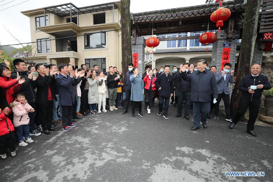 HUZHOU, 30 marzo, 2020 (Xinhua) -- El presidente chino, Xi Jinping, también secretario general del Comité Central del Partido Comunista de China y presidente de la Comisión Militar Central, conversa con aldeanos y se entera de los enormes cambios generados por el avance del desarrollo ecológico, en la aldea Yucun de la localidad de Tianhuangping en el distrito de Anji, provincia de Zhejiang, en el este de China, el 30 de marzo de 2020. Xi inspeccionó el distrito de Anji en Zhejiang el lunes. (Xinhua/Ju Peng)