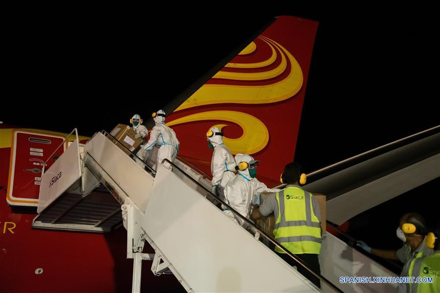 LA GUAIRA, 30 marzo, 2020 (Xinhua) -- Trabajadores descargan insumos sanitarios provenientes de China, en el Aeropuerto Internacional Simón Bolívar, en La Guaira, Venezuela, el 30 de marzo de 2020. Un equipo de expertos médicos chinos llegó el lunes a Venezuela para ayudar al país en su lucha contra la epidemia de COVID-19, informó la portavoz del Ministerio de Relaciones Exteriores de China, Hua Chunying. (Xinhua/Marcos Salgado) 