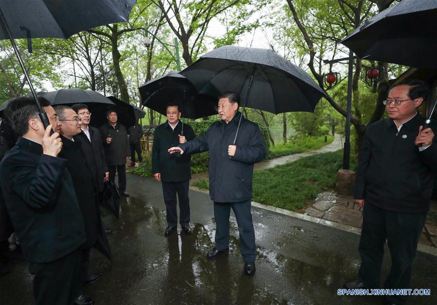 El presidente chino, Xi Jinping, también secretario general del Comité Central del Partido Comunista de China y presidente de la Comisión Militar Central, visita el Parque Nacional de los Humedales de Xixi durante una inspección en Hangzhou, provincia de Zhejiang, en el este de China, el 31 de marzo de 2020. (Xinhua/Ju Peng)