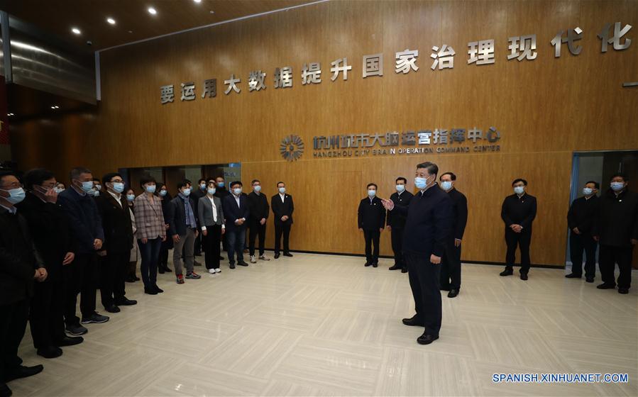 El presidente chino, Xi Jinping, también secretario general del Comité Central del Partido Comunista de China y presidente de la Comisión Militar Central, visita el Cerebro de la Ciudad, una plataforma de ciudad inteligente destinada a mejorar la gestión urbana, durante una inspección en Hangzhou, provincia de Zhejiang, en el este de China, el 31 de marzo de 2020. (Xinhua/Ju Peng)