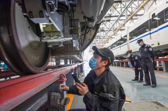 El 6 de abril, los técnicos realizaron la inspección integral y el mantenimiento de los trenes. (Por Chen Yong, corresponsal de Hubei Daily News. Foto por Zhao Jun)