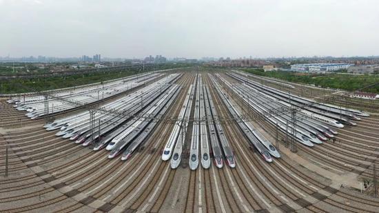 El 6 de abril, los trenes de alta velocidad de Wuhan están listos para entrar en funcionamiento. (Por Chen Yong, corresponsal de Hubei Daily News. Foto por Zhao Jun)