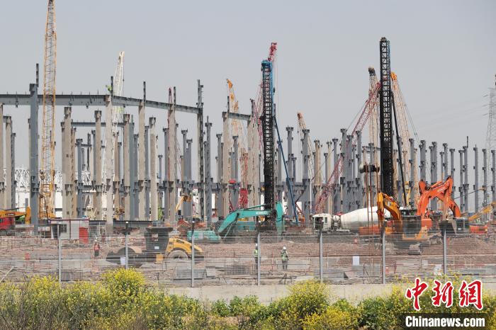 Todo el sitio de construcción se alineó con columnas. Foto de Zhang Hengwei.