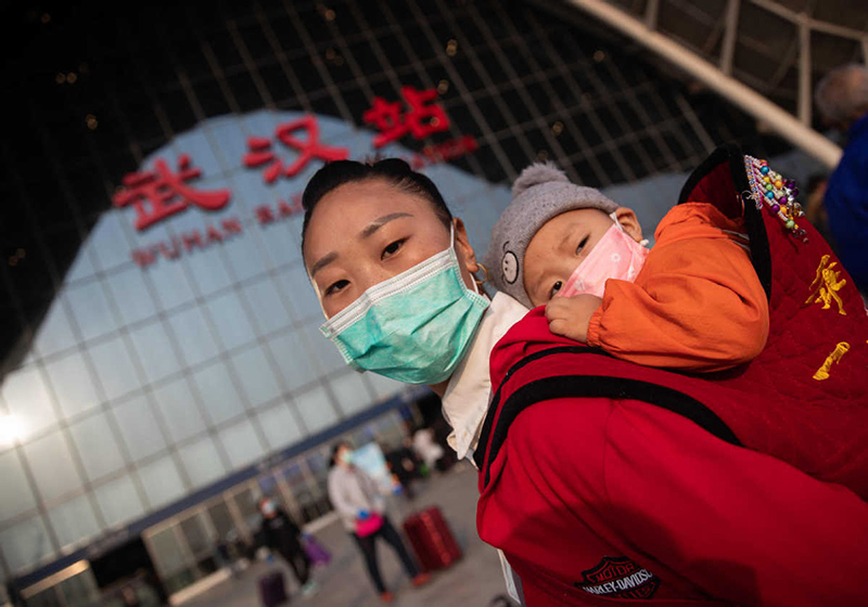 Pasajeros esperan para entrar en la estación de tren de Wuhan, 8 de abril del 2020. [Foto: Ke Hao/China Daily] 