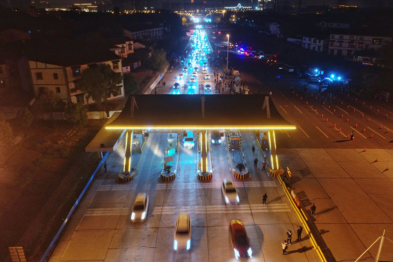 Vehículos salen de Wuhan desde el peaje Gongjialing, 8 de abril del 2020. [Foto: Chen Liang/ China Daily] 