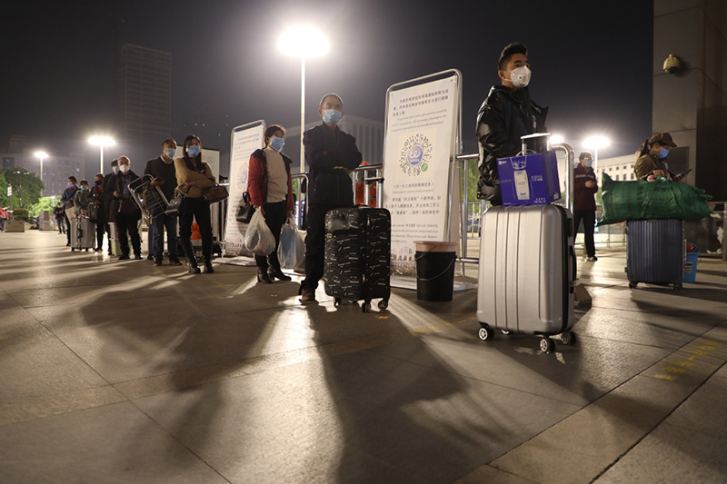 Pasajeros esperan en fila para entrar a la estación de tren de Hankou, Wuhan, 7 de abril del 2020. [Foto: Chen Zhuo/ China Daily] 