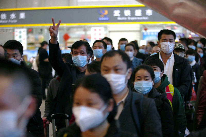 Pasajeros entran en la estación de tren de Wuchang, en Wuhan, provincia de Hubei, 8 de abril del 2020. [Foto: Zhang Zheng/ China Daily]