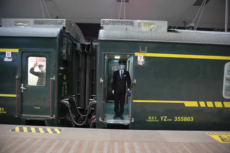 Un pasajero se despide desde la plataforma de la estación de tren de Wuchang, en Wuhan, provincia de Hubei, 8 de abril del 2020. [Foto: Zhang Zheng/ China Daily]