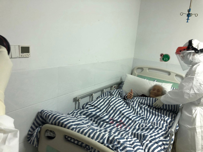 Una se?ora de 102 a?os, recuperada del COVID-19, es atendida en un centro de rehabilitación en Wuhan, provincia de Hubei. [Foto: proporcionada a China Daily] 