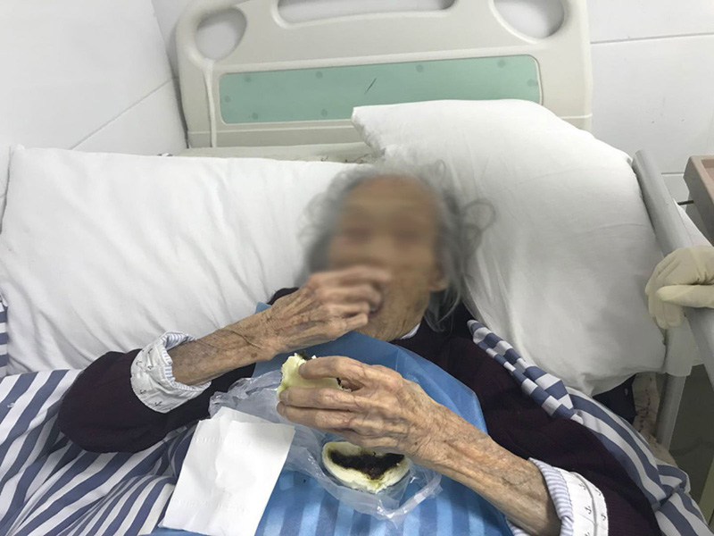 Una mujer de 102 a?os que se ha recuperado de COVID-19 está siendo atendida en un centro de rehabilitación en Wuhan, provincia de Hubei en China Central. [Foto: proporcionada a China Daily] 