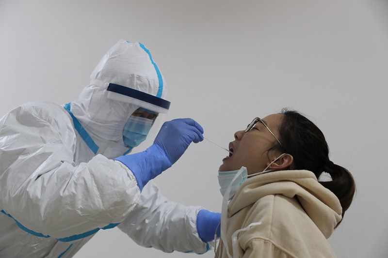 Prueba de ácido nucleico en el Hospital No.4 de Wuhan, provincia de Hubei. (Foto: Wang Jing/ China Daily) 