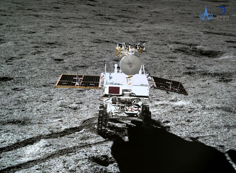 Esta foto, tomada por el módulo de aterrizaje de la sonda Chang'e-4 el 11 de enero de 2019, muestra el explorador Yutu-2 (Conejo de Jade-2). (Xinhua/Administración Nacional del Espacio de China)