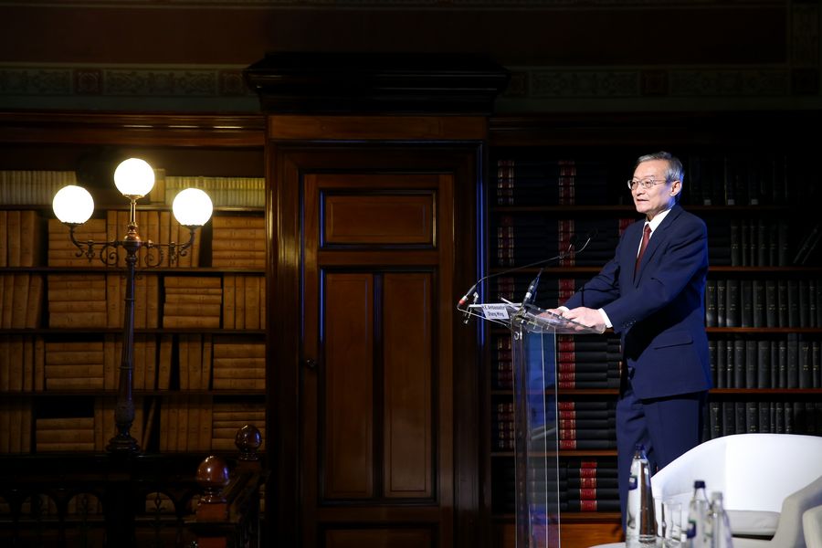 Imagen del 3 de marzo de 2020 de Zhang Ming, jefe de la Misión de China en la Unión Europea, pronunciando un discurso de apertura en una reunión de lanzamiento del Barómetro de Confianza Edelman 2020 en Bruselas, Bélgica. (Xinhua/Zhang Cheng)