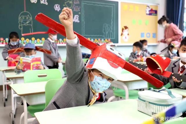 Los alumnos de una escuela primaria de Hangzhou vuelven a las aulas con "sombreros de un metro"