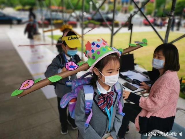 Los alumnos de una escuela primaria de Hangzhou vuelven a las aulas con "sombreros de un metro"