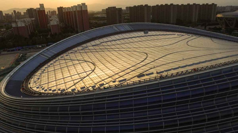 El óvalo Nacional de Patinaje de Velocidad en Beijing, conocido como "Cinta de Hielo", toma forma con la finalización del techo el 16 de abril. El lugar fue construido para los Juegos Olímpicos de Invierno, y estará abierto para su uso tanto para atletas profesionales como para miembros del público. [Foto por Kuang Linhua / China Daily]