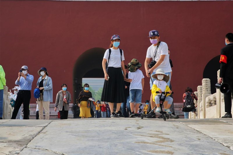 Los turistas visitan el Museo del Palacio en Beijing, el 1 de mayo de 2020. [Foto de Jiang Dong / China Daily]