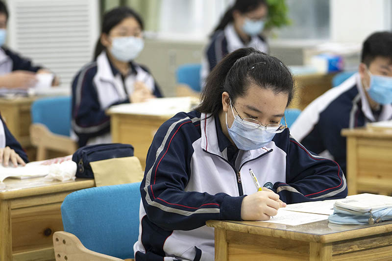 La foto, tomada el 6 de mayo de 2020, muestra a estudiantes de último a?o durante una clase en la Escuela Secundaria Experimental de Hubei Wuchang en Wuhan, capital de la provincia central china de Hubei. (Xinhua/Xiong Qi)