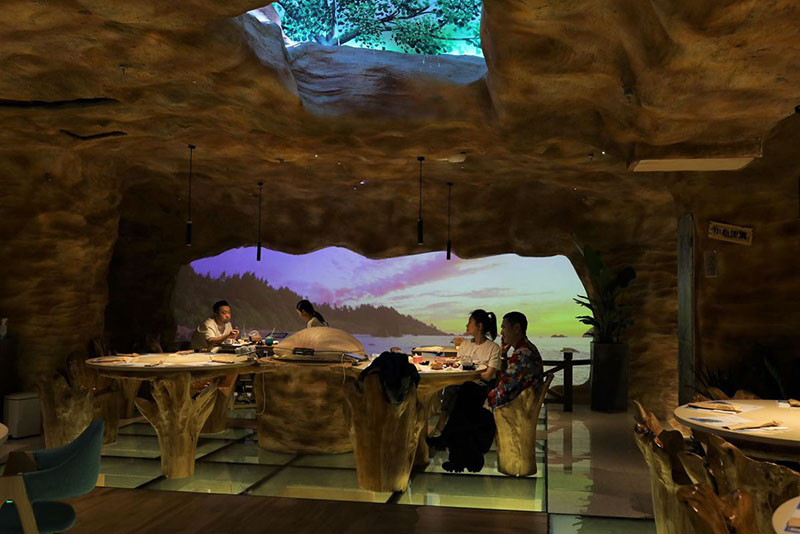 Los comensales se divierten en Caretta Land, un restaurante temático sobre robots tortuga en Shanghai. [Foto proporcionada a chinadaily.com.cn]